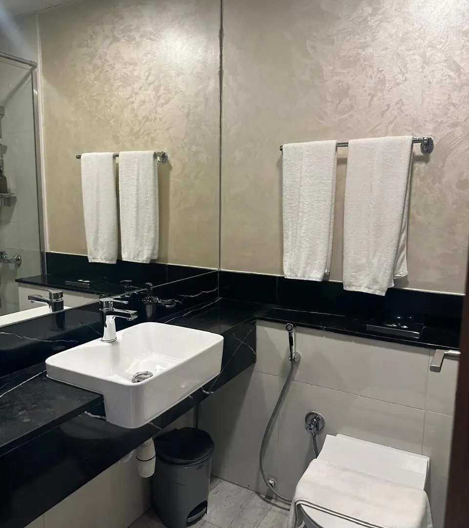 Uptown Getaway Charming Studio With Canal Burj & View Dubai 0*,