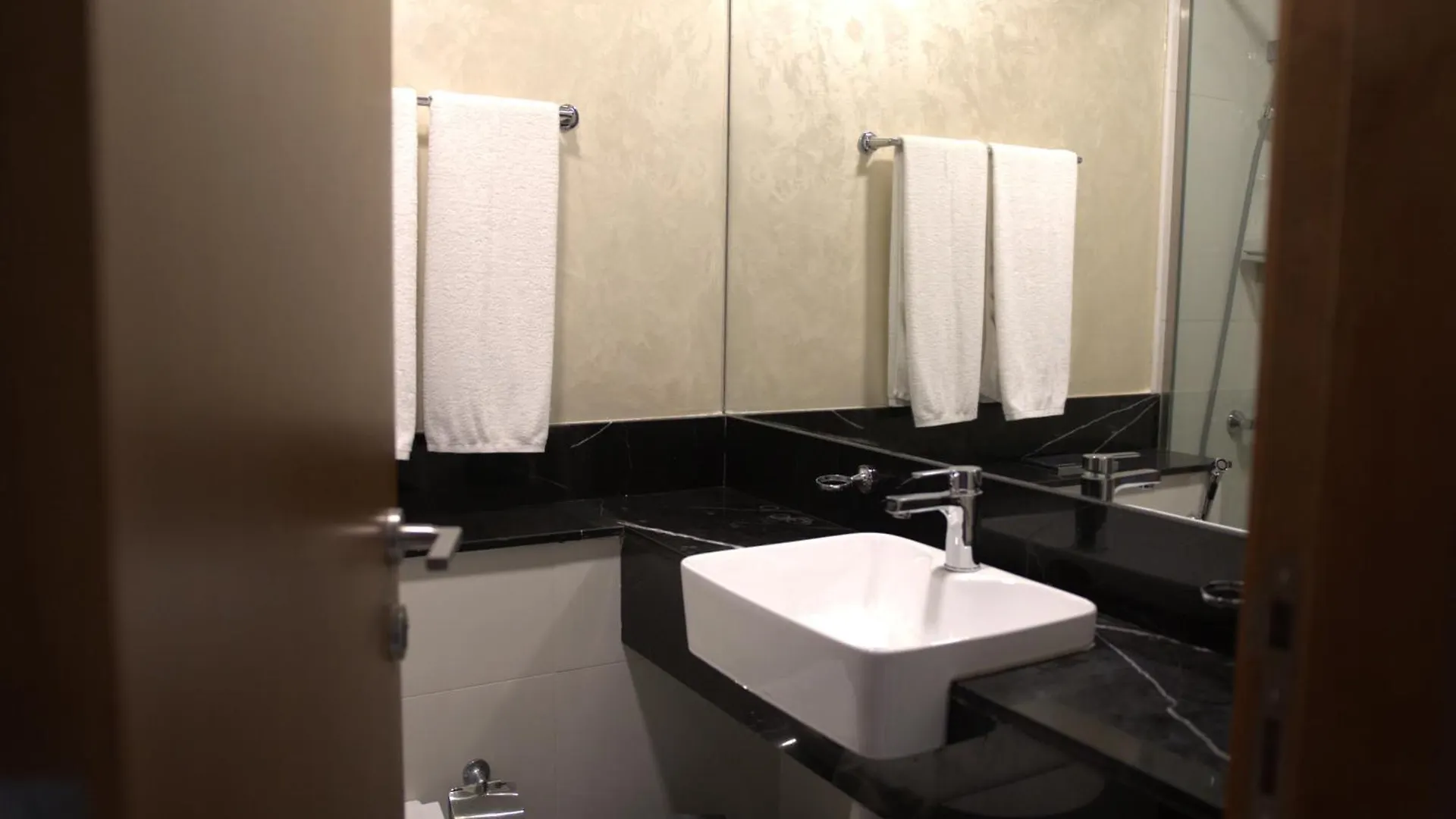 Uptown Getaway Charming Studio With Canal Burj & View 두바이 0*,  아랍에미리트