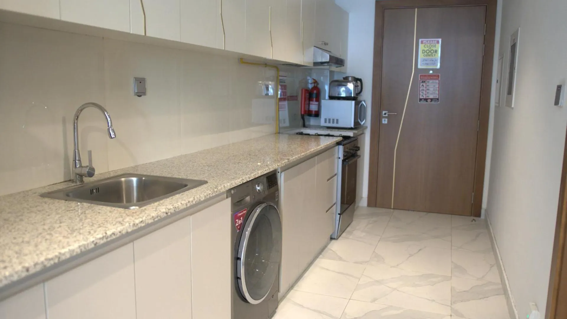 Uptown Getaway Charming Studio With Canal Burj & View 두바이