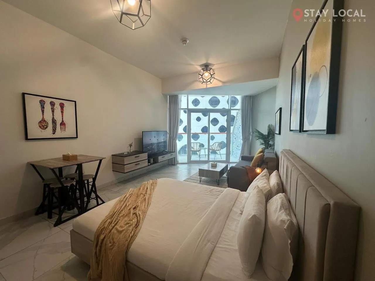 Uptown Getaway Charming Studio With Canal Burj & View 두바이 아파트