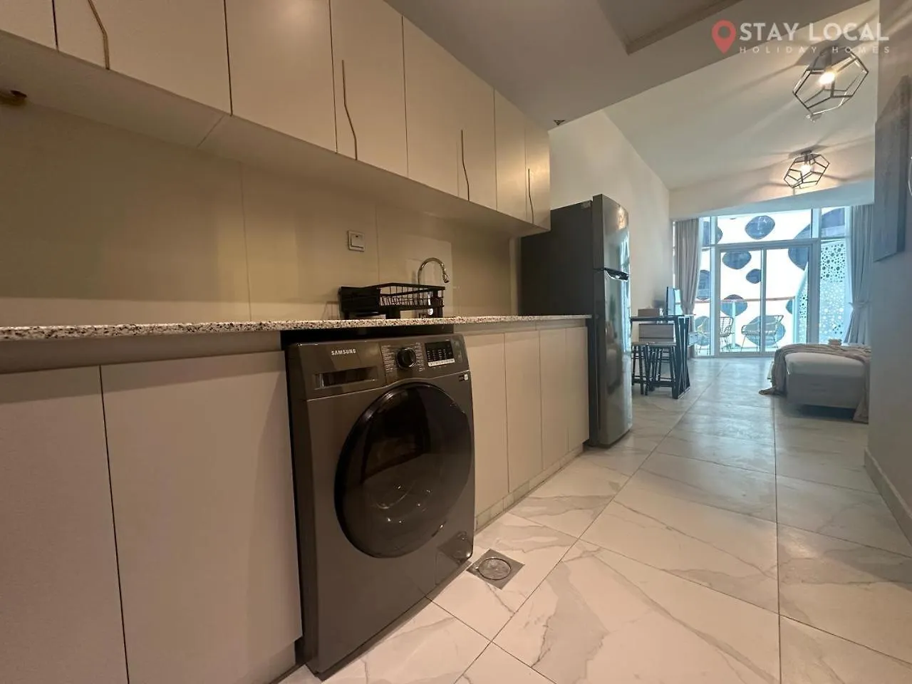 Uptown Getaway Charming Studio With Canal Burj & View 두바이