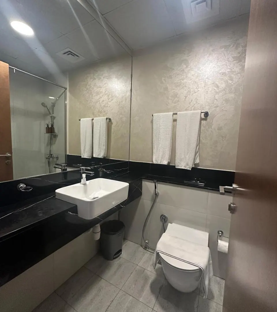 Uptown Getaway Charming Studio With Canal Burj & View 두바이
