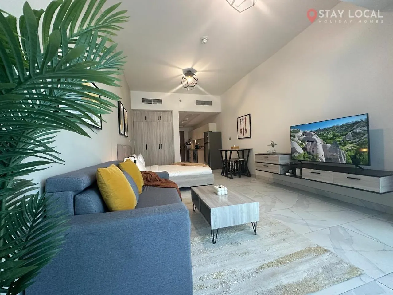 Uptown Getaway Charming Studio With Canal Burj & View 두바이