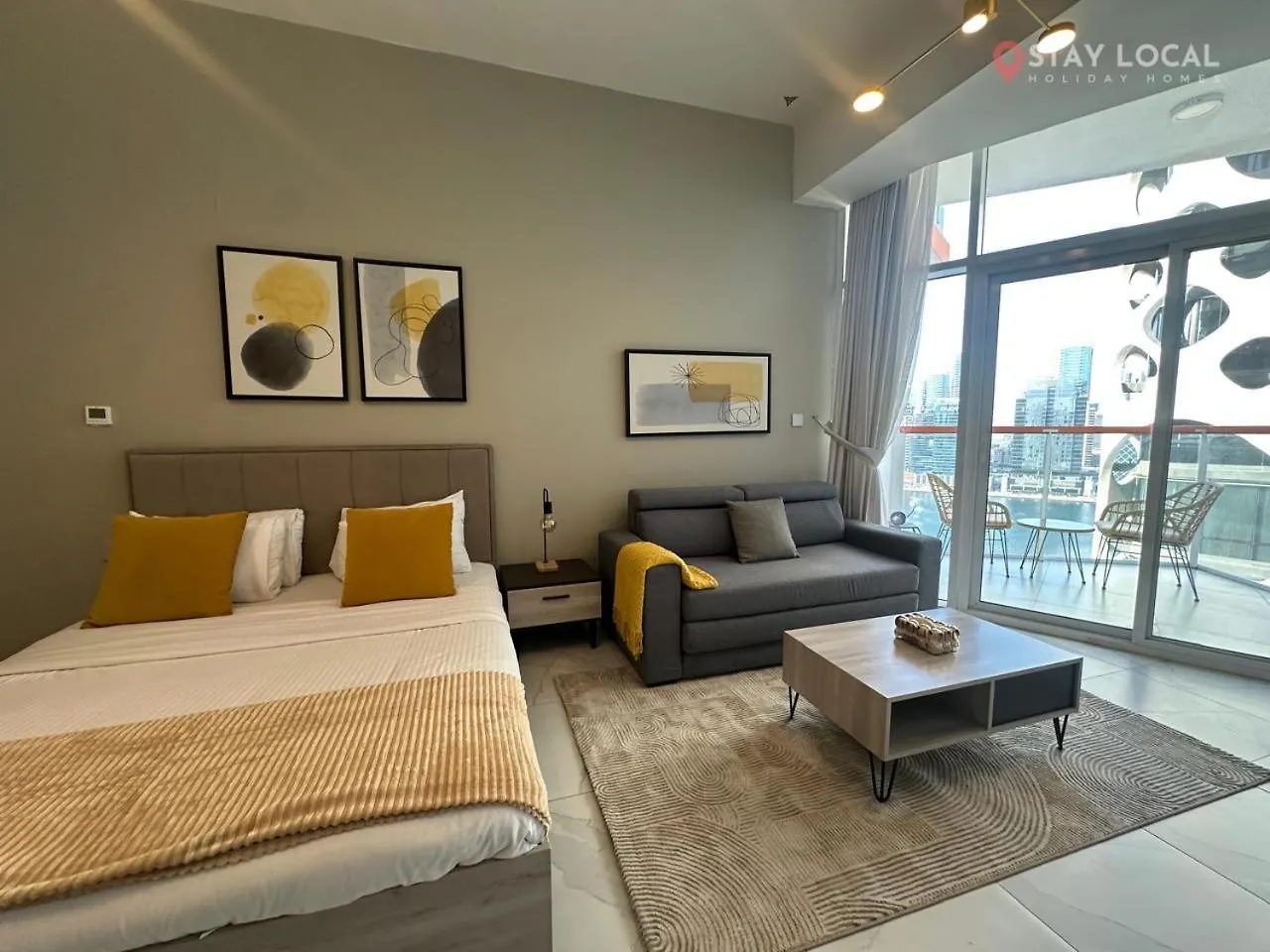 Uptown Getaway Charming Studio With Canal Burj & View 두바이 아파트