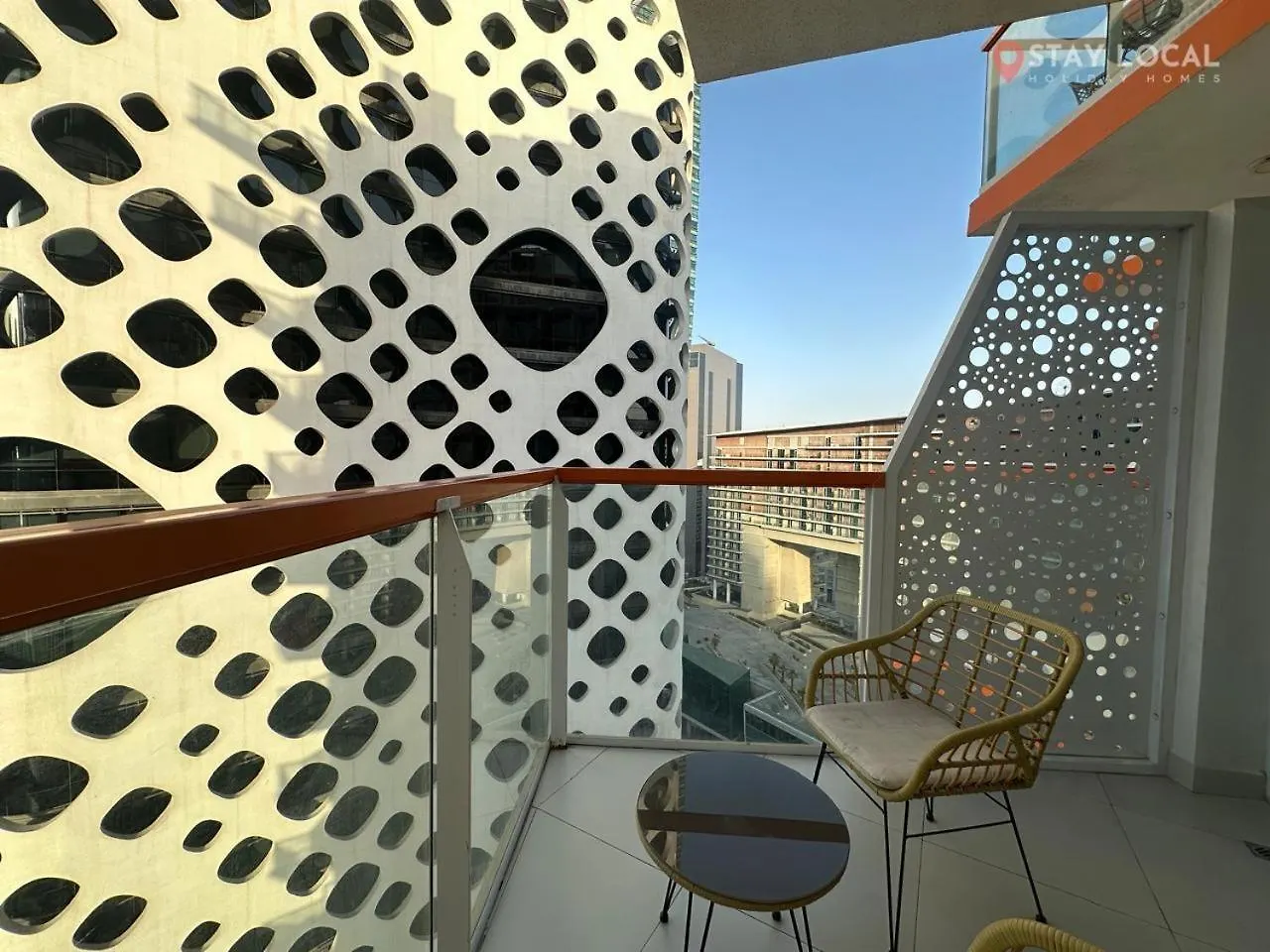 Uptown Getaway Charming Studio With Canal Burj & View 두바이