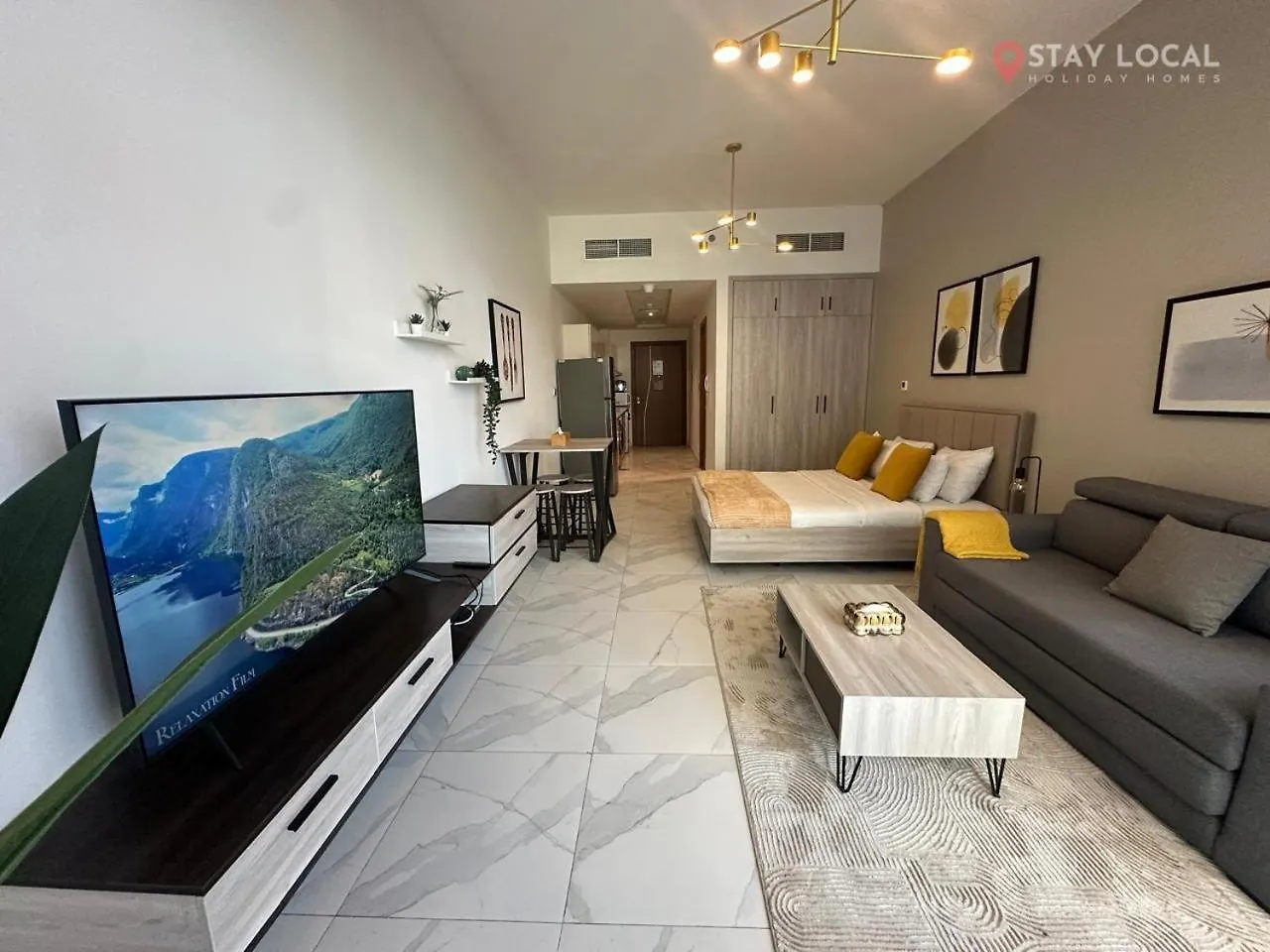 Uptown Getaway Charming Studio With Canal Burj & View 두바이 아파트