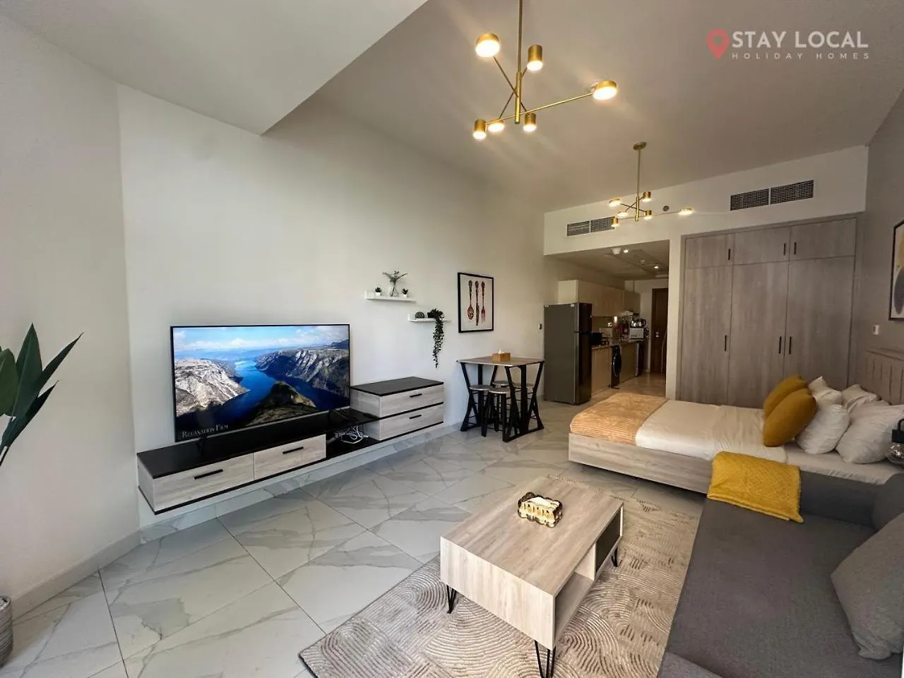 Uptown Getaway Charming Studio With Canal Burj & View 두바이